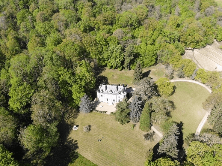 vue aérienne du château et du parc  